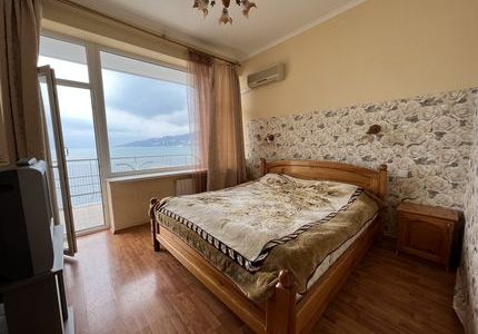 Двухкомнатная квартира в Ялте на пляже.